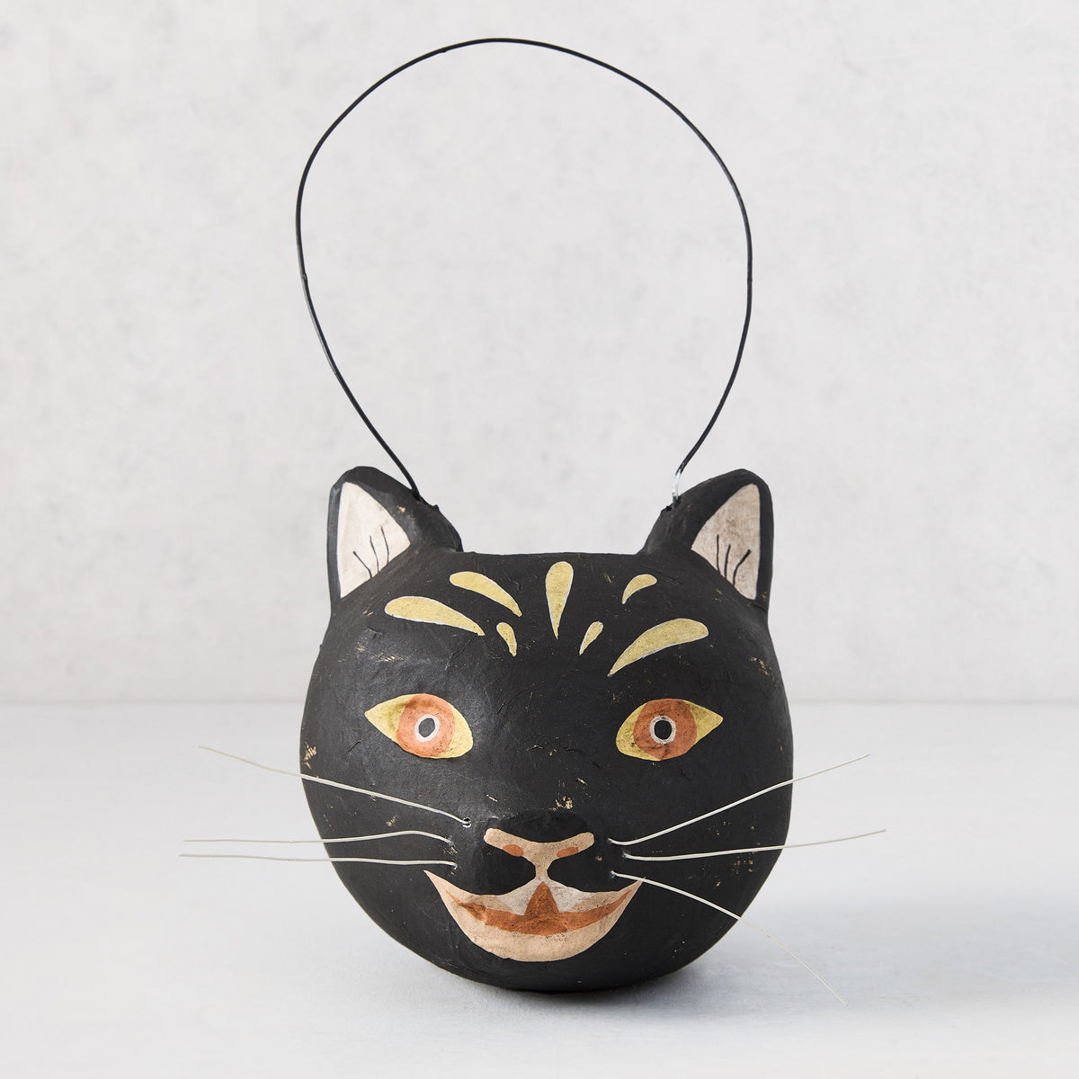 Seau d’Halloween en papier mâché en forme de chat noir