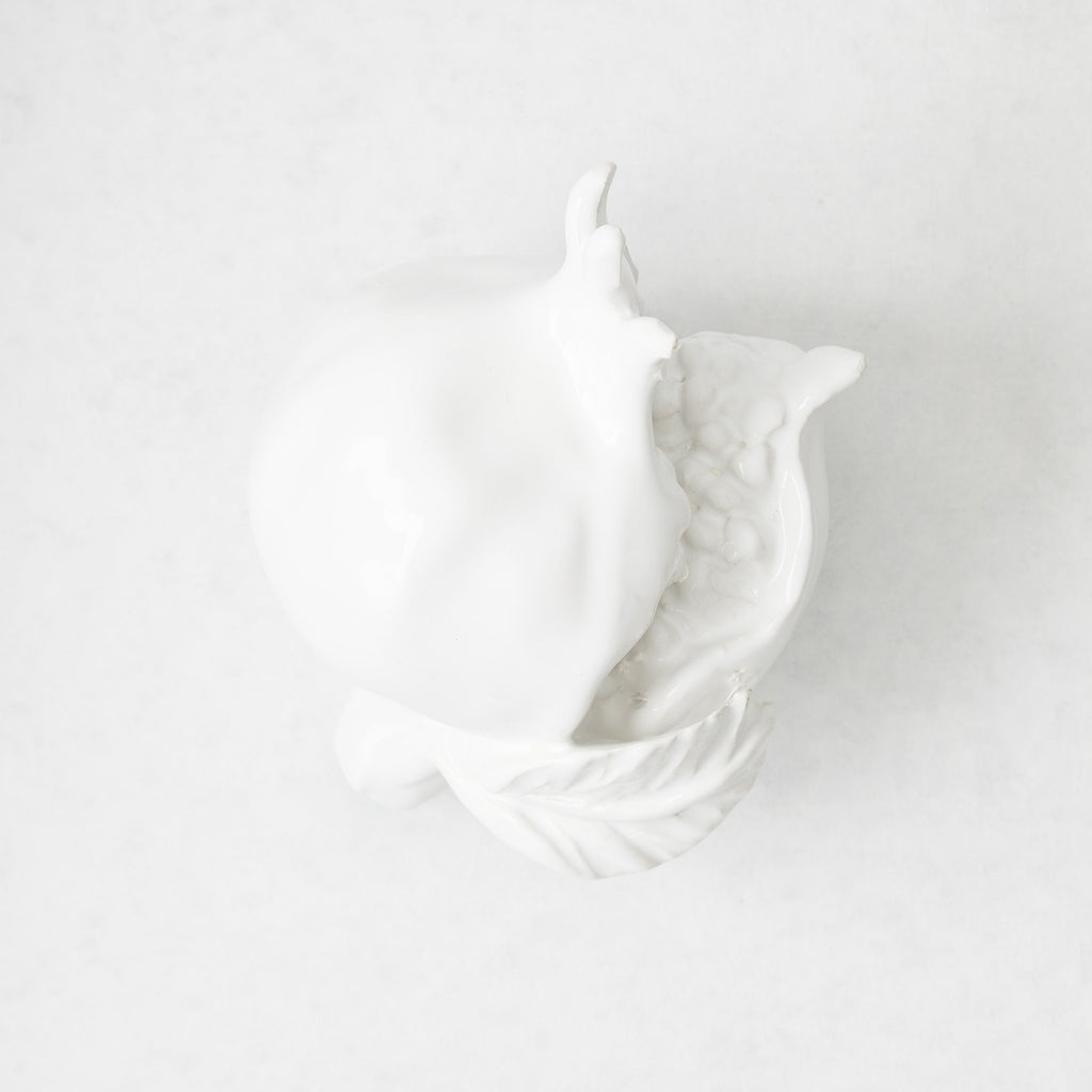 Decoración de cerámica blanca con forma de granada
