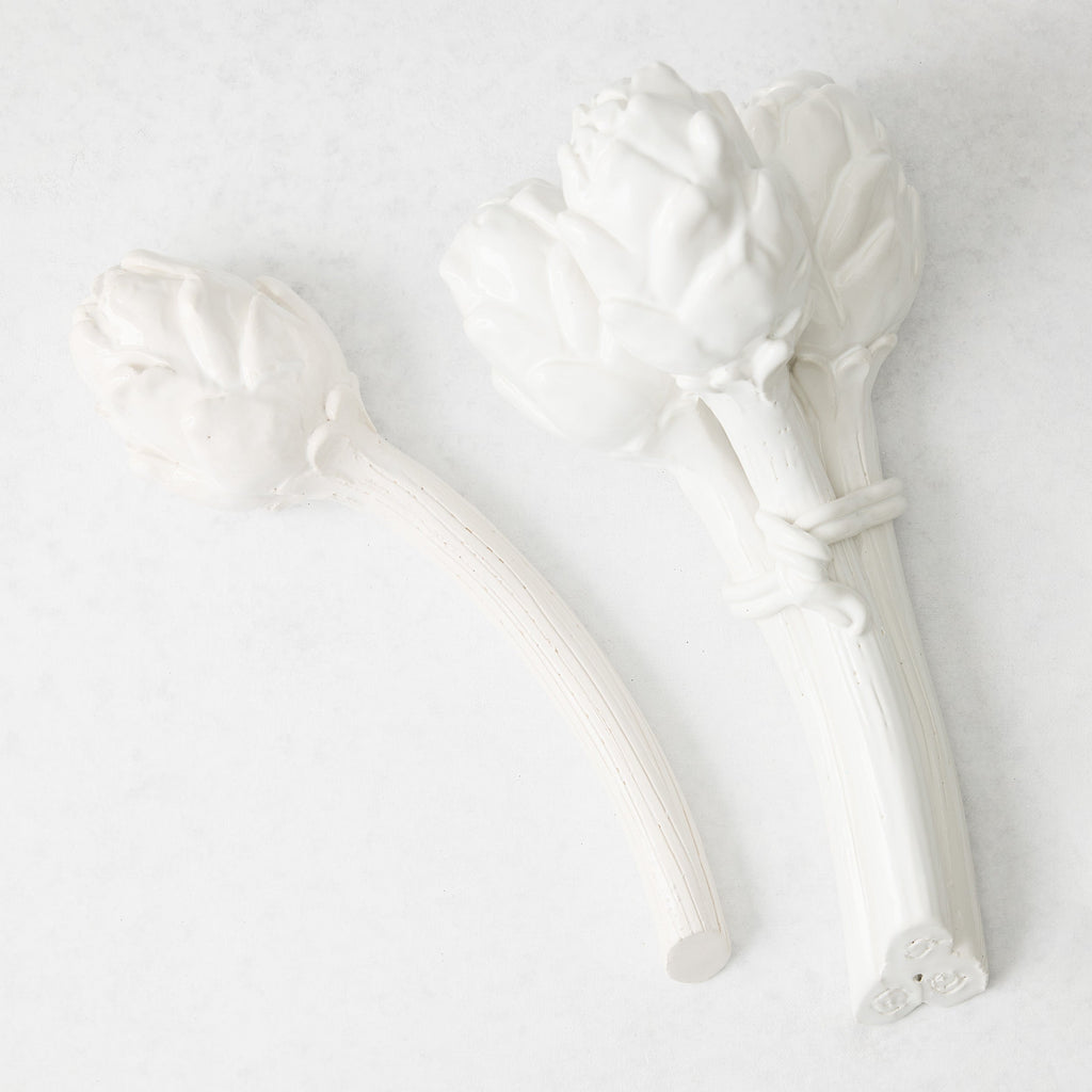 Biała ceramiczna dekoracja w kształcie pęczka karczochów