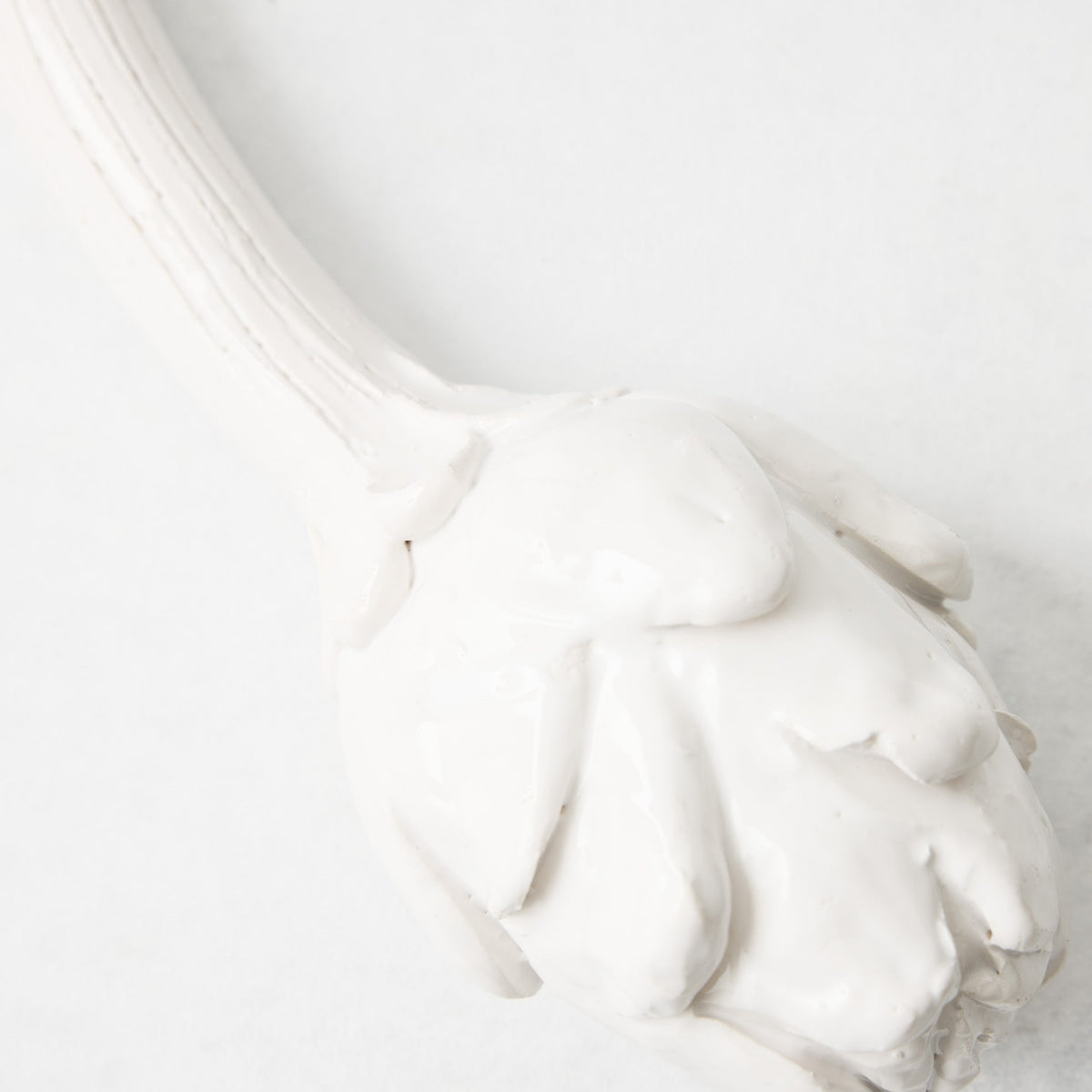 Weiße Keramik-Artischocke mit Stiel als Dekoration