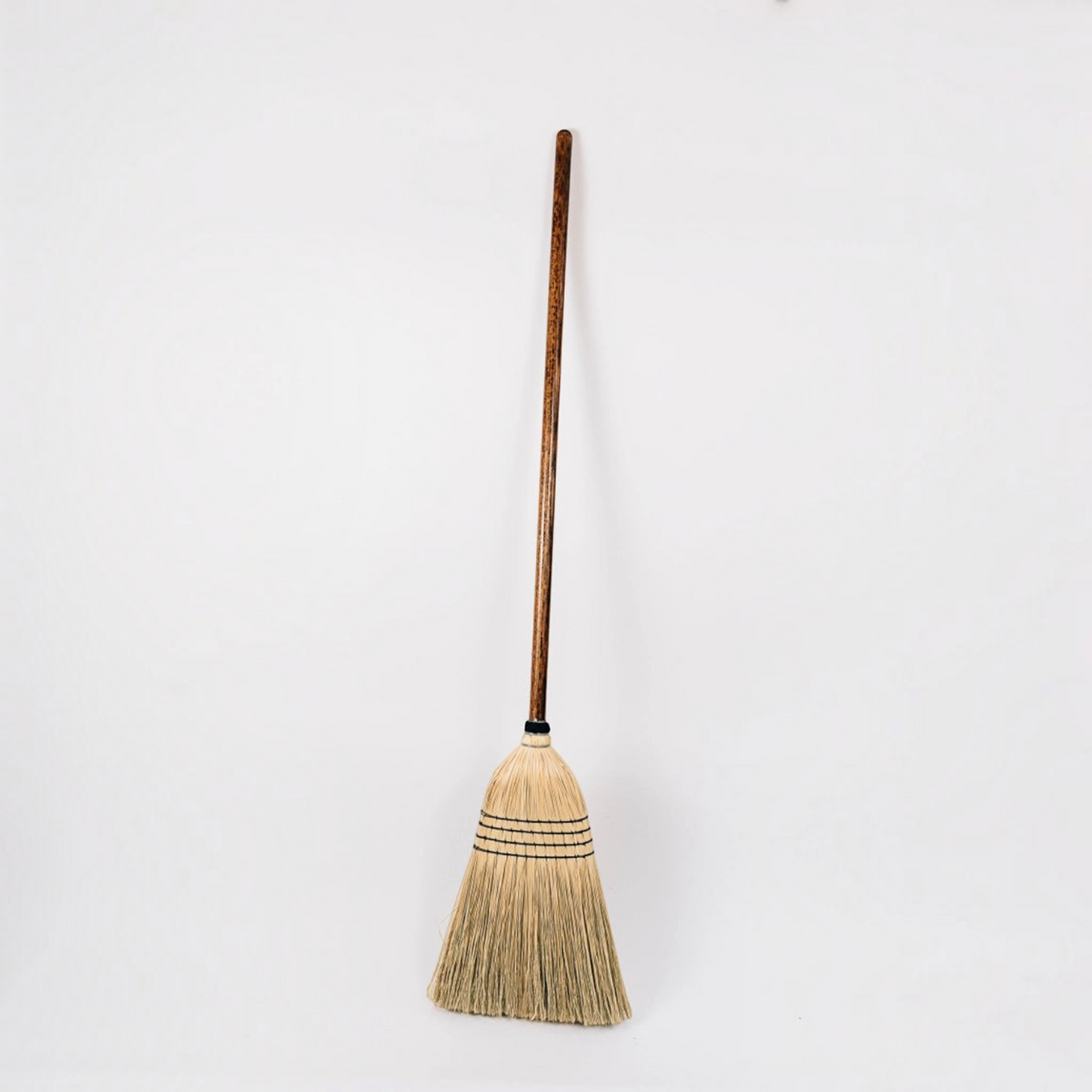 Balai avec manche en chêne et poils en paille