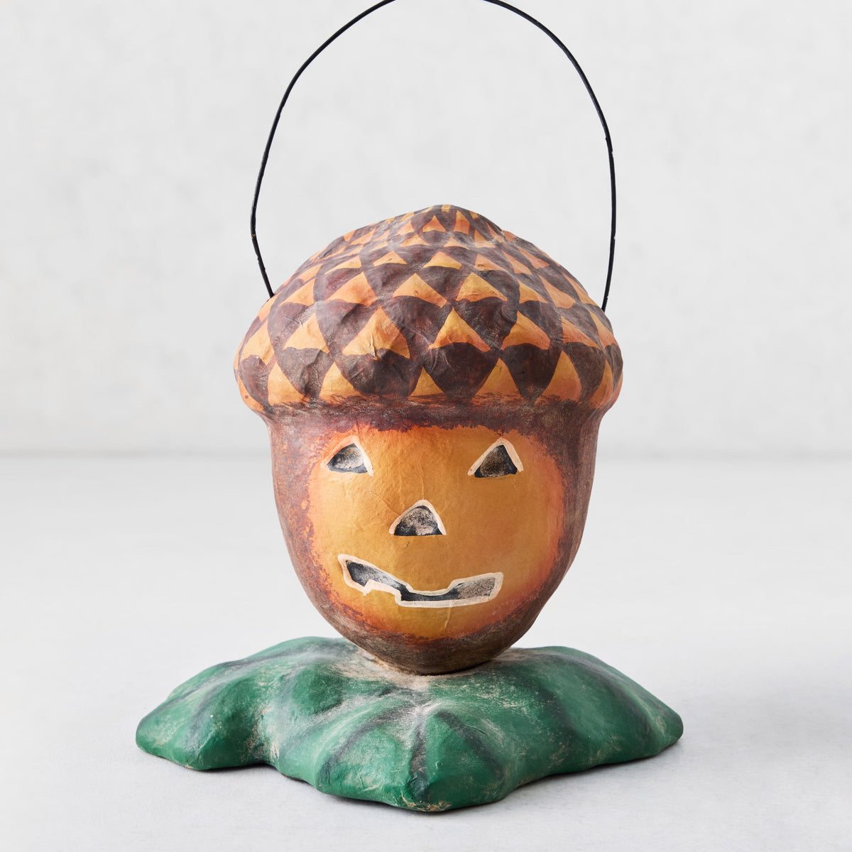 Seau d’Halloween en papier mâché en forme de gland