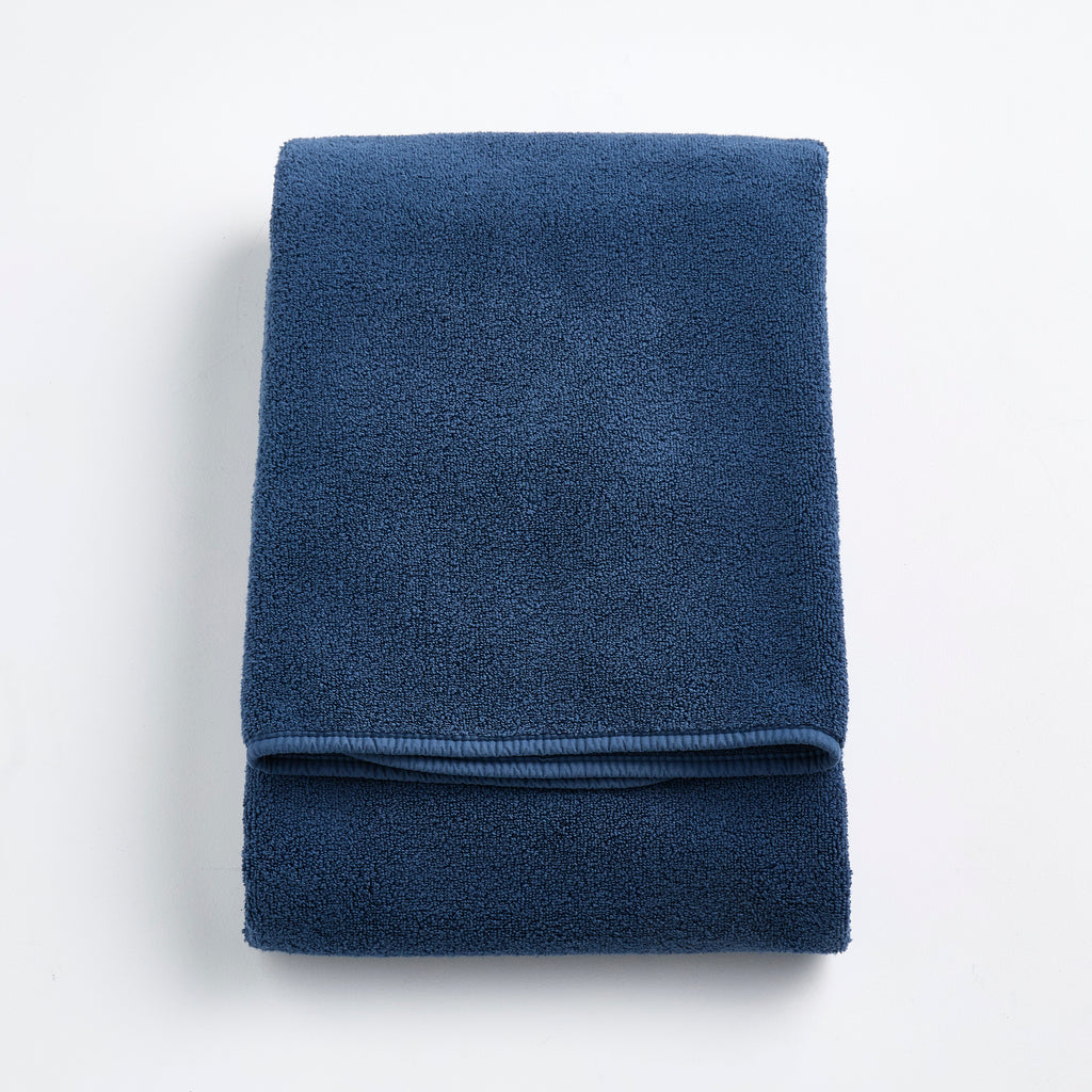 Serviette de bain en coton bleu indigo