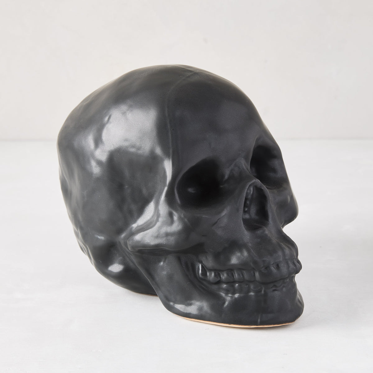 Decoración de calavera de cerámica negro mate