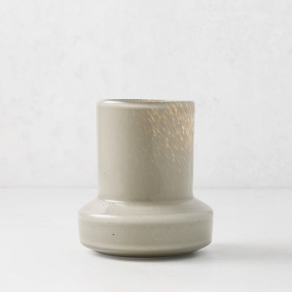 Kleine Glasvase in Taupe