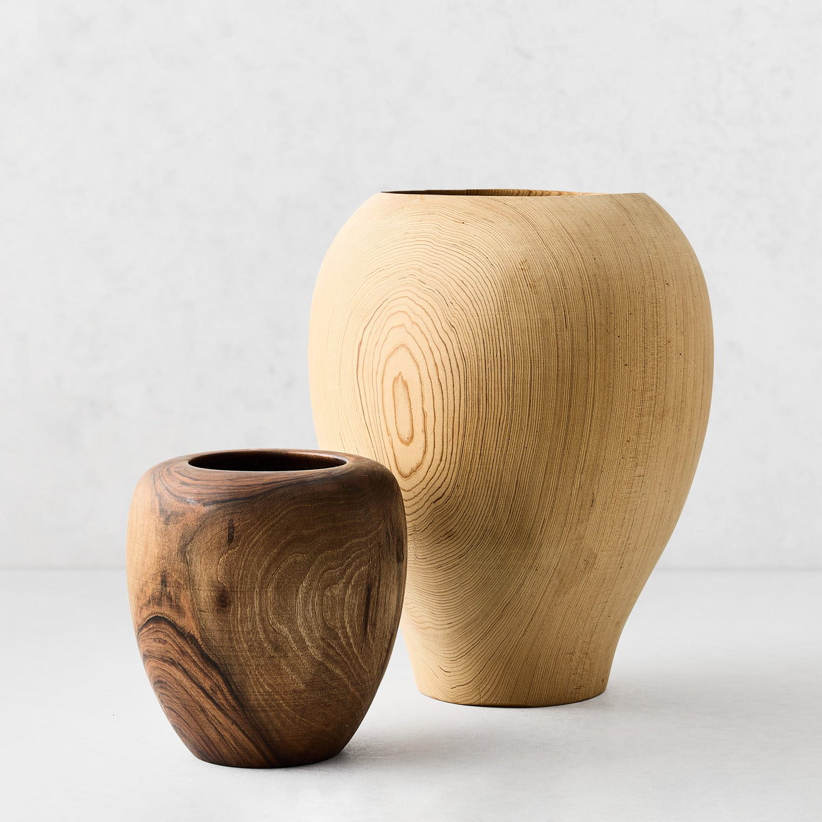 Kleine dekorative Holzvase