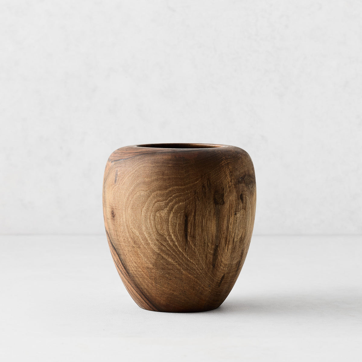 Kleine dekorative Holzvase